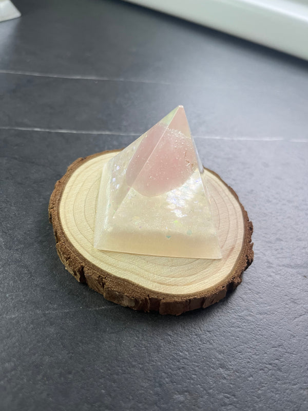 Pyramide avec quartz rose