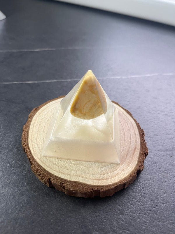 Pyramide avec calcite orange